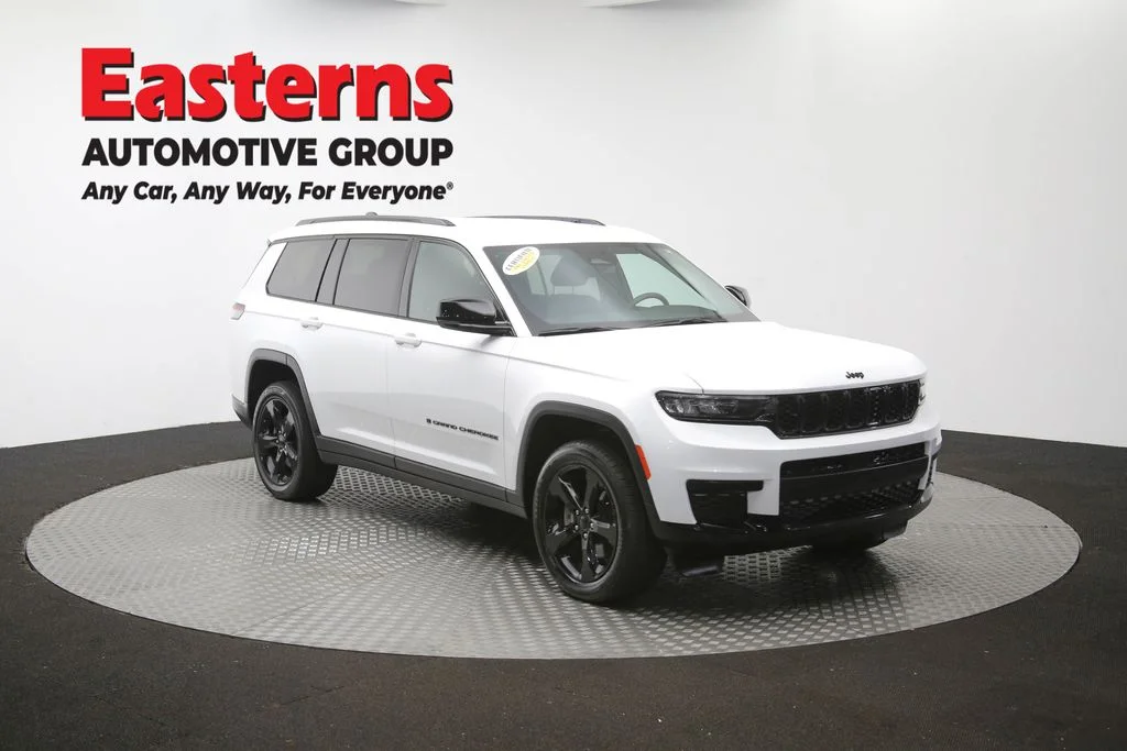 Used 2023 White Jeep Altitude image 51