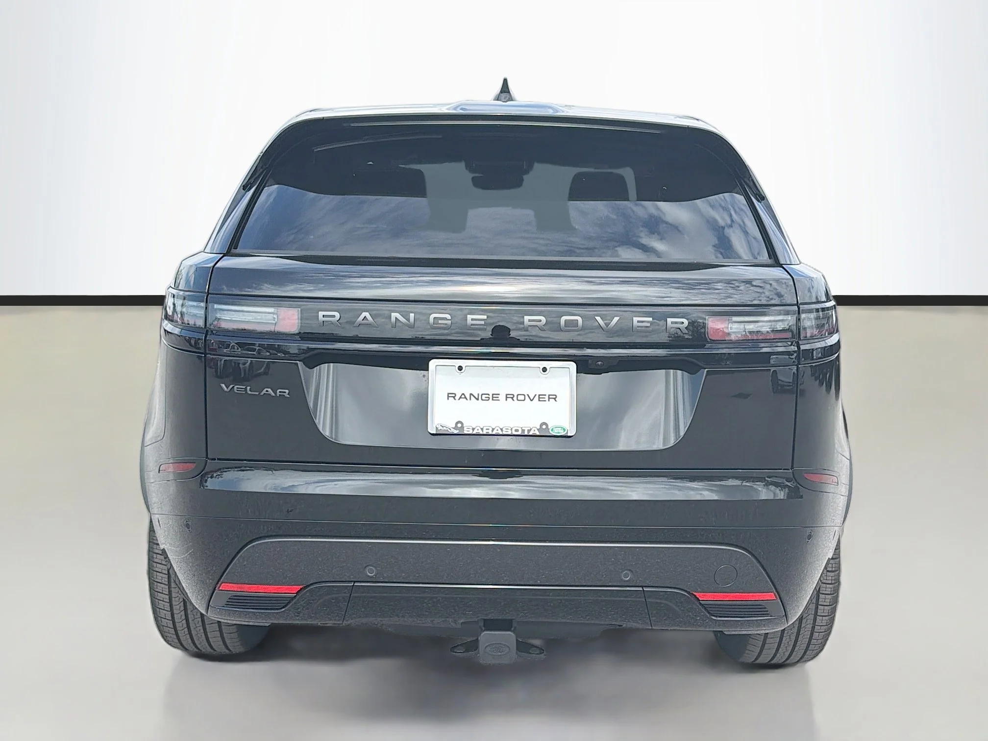 New 2026 Santorini Black Land Rover Dynamic SE image 4