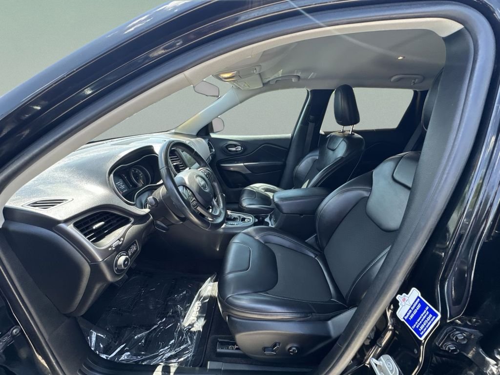 Used 2019 Black Jeep Latitude Plus image 18