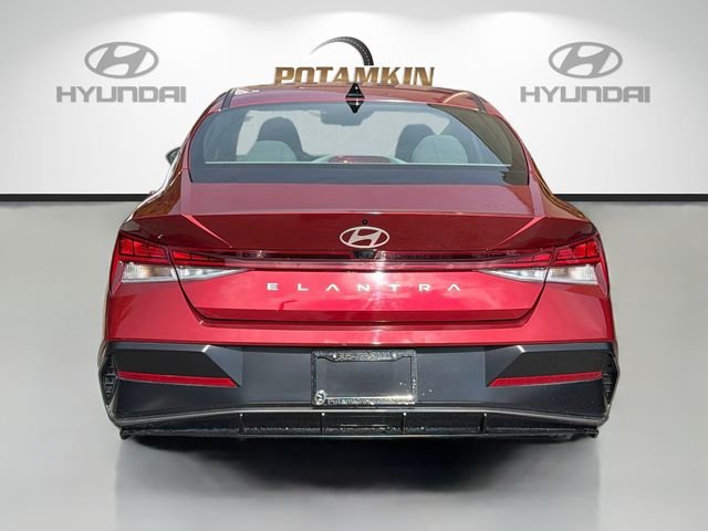 Used 2025 Red Hyundai SEL Convenience image 6