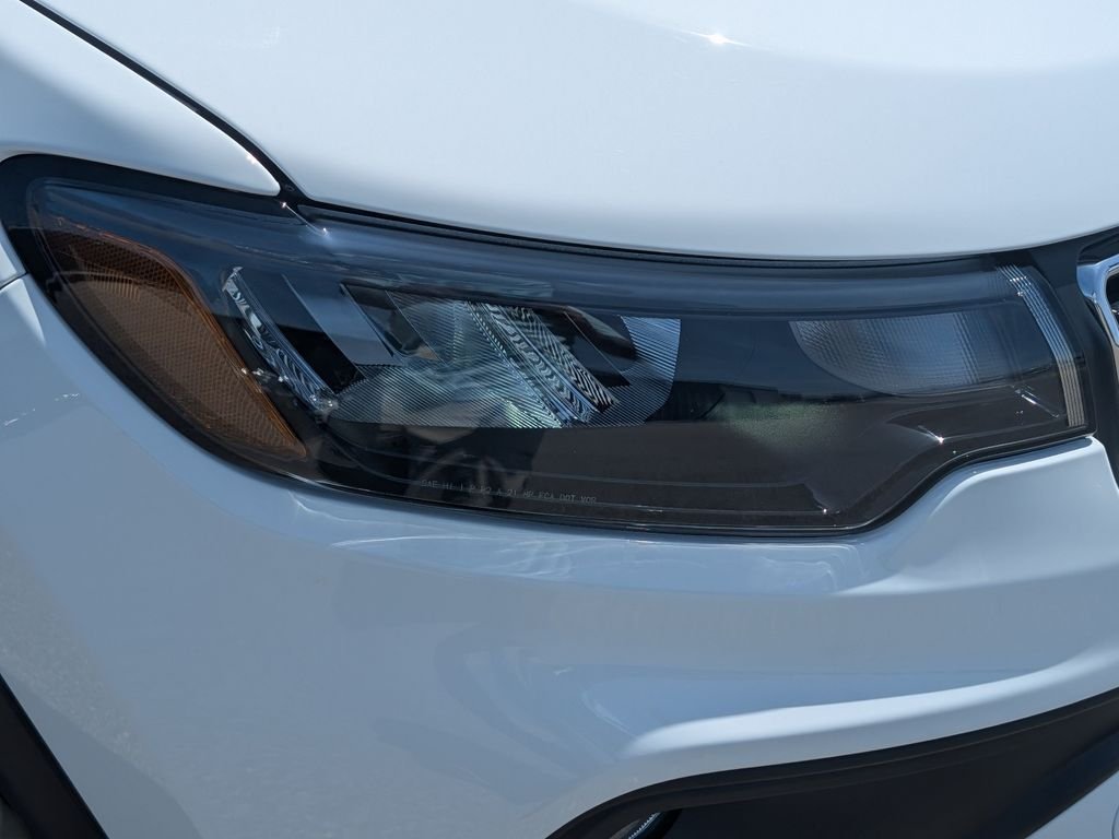 Used 2025 White Jeep Latitude image 4
