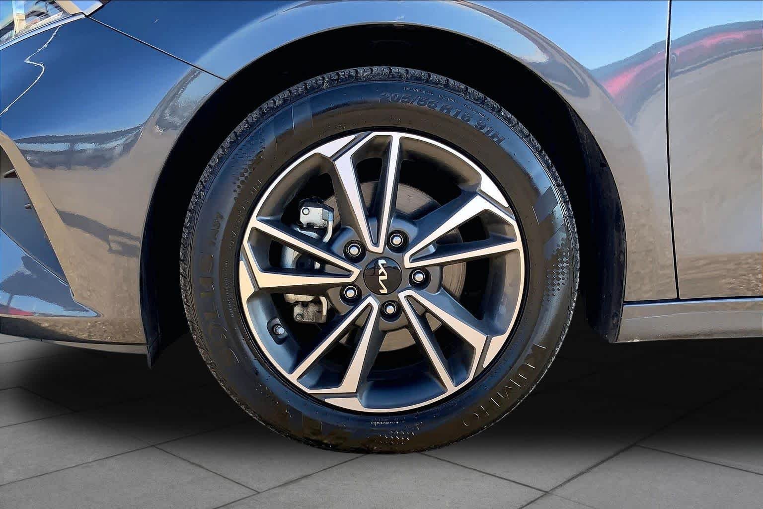 Used 2024 Gravity Gray Kia LXS image 10
