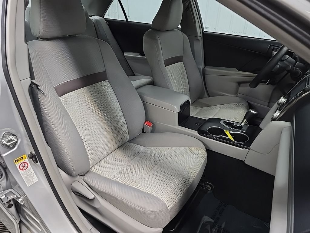 Used 2014 Silver Toyota LE image 17