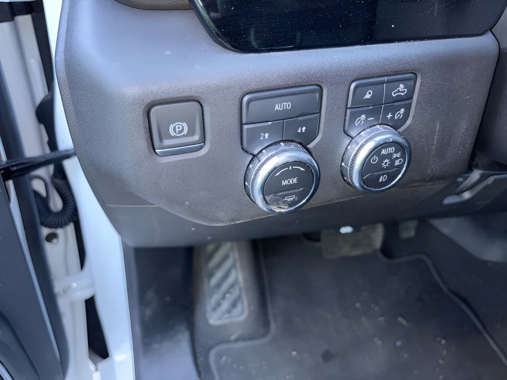 Used 2025 Summit White GMC SLT image 24