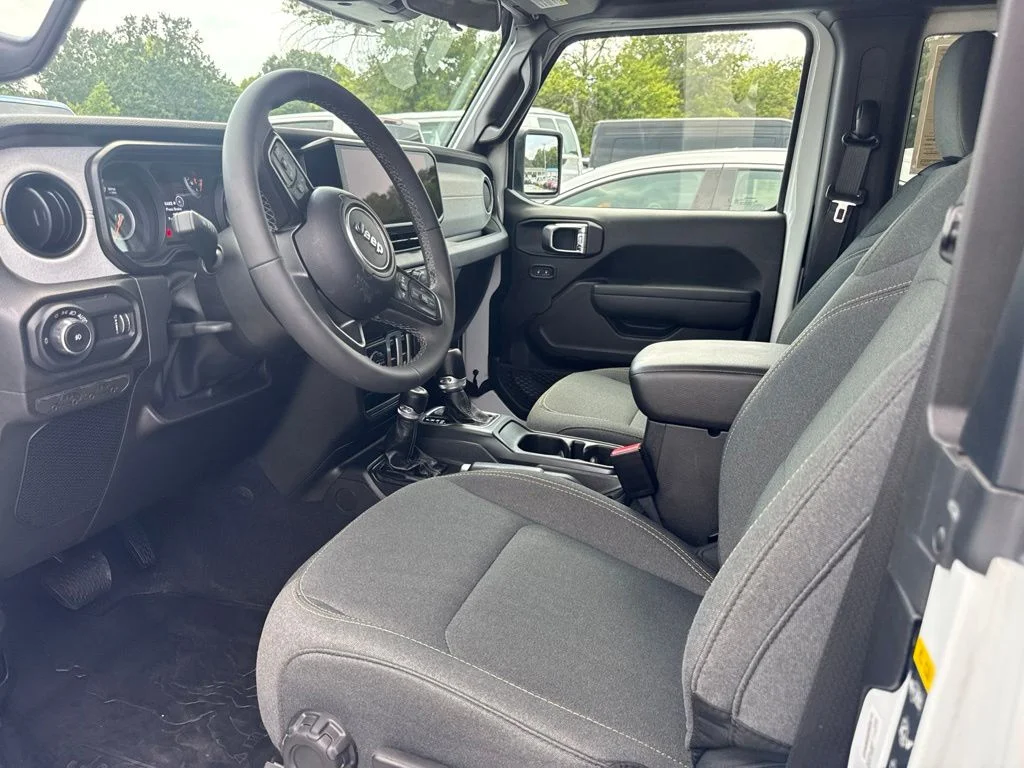 Used 2025 White Jeep Sport S image 3