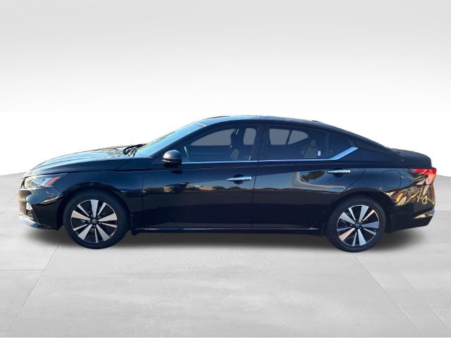 Used 2022 Black Nissan 2.5 SV image 2