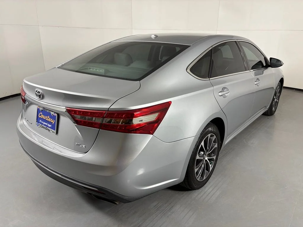Used 2018 Silver Toyota XLE image 8
