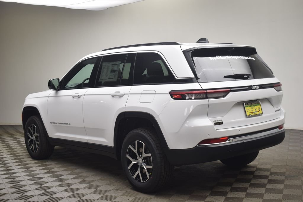 New 2025 Bright White Clear-Coat Exterior Paint Jeep Limited image 14