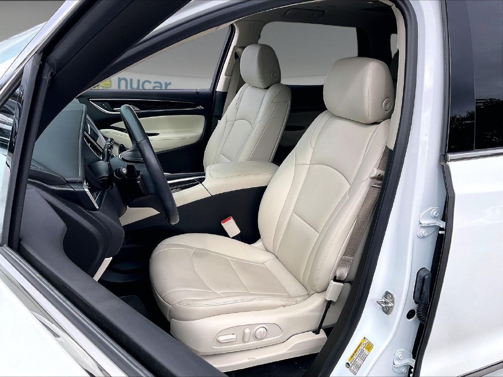 Used 2023 Summit White Buick Essence image 9