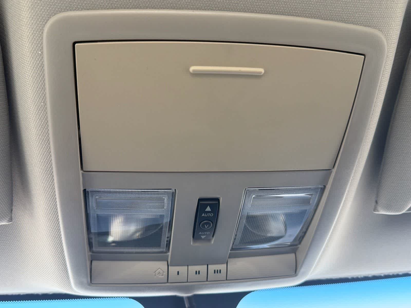 Used 2007 Bright Silver Metallic Chrysler Limited image 13