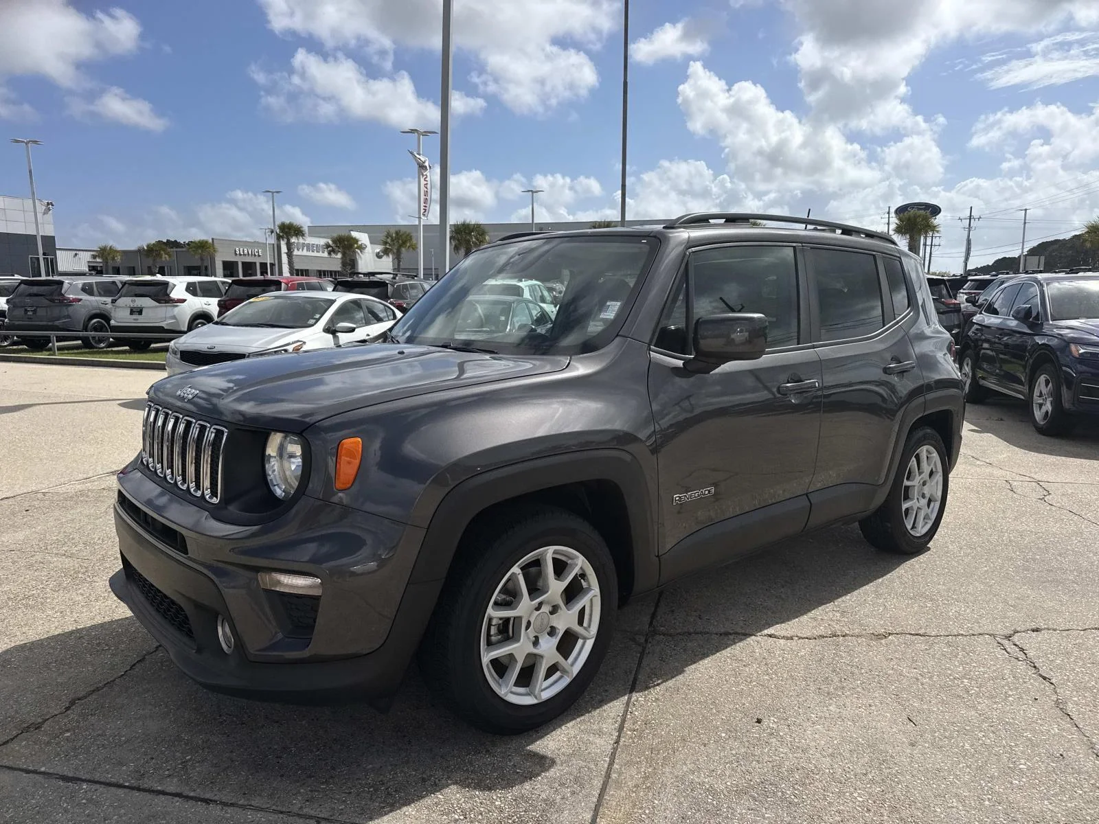 Used 2021 Granite Crystal Metallic Clearcoat Jeep Latitude FWD image 3