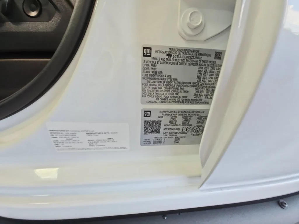 Certified Used 2025 Summit White GMC AT4 image 25