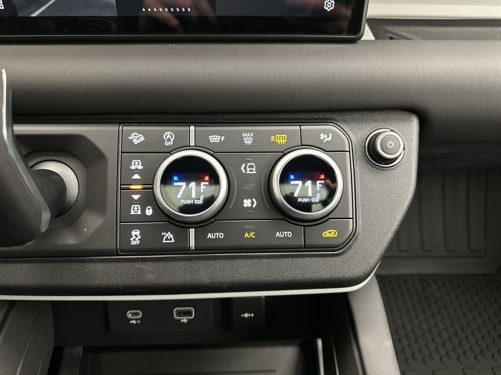 Used 2024 Santorini Black Metallic Land Rover S image 18