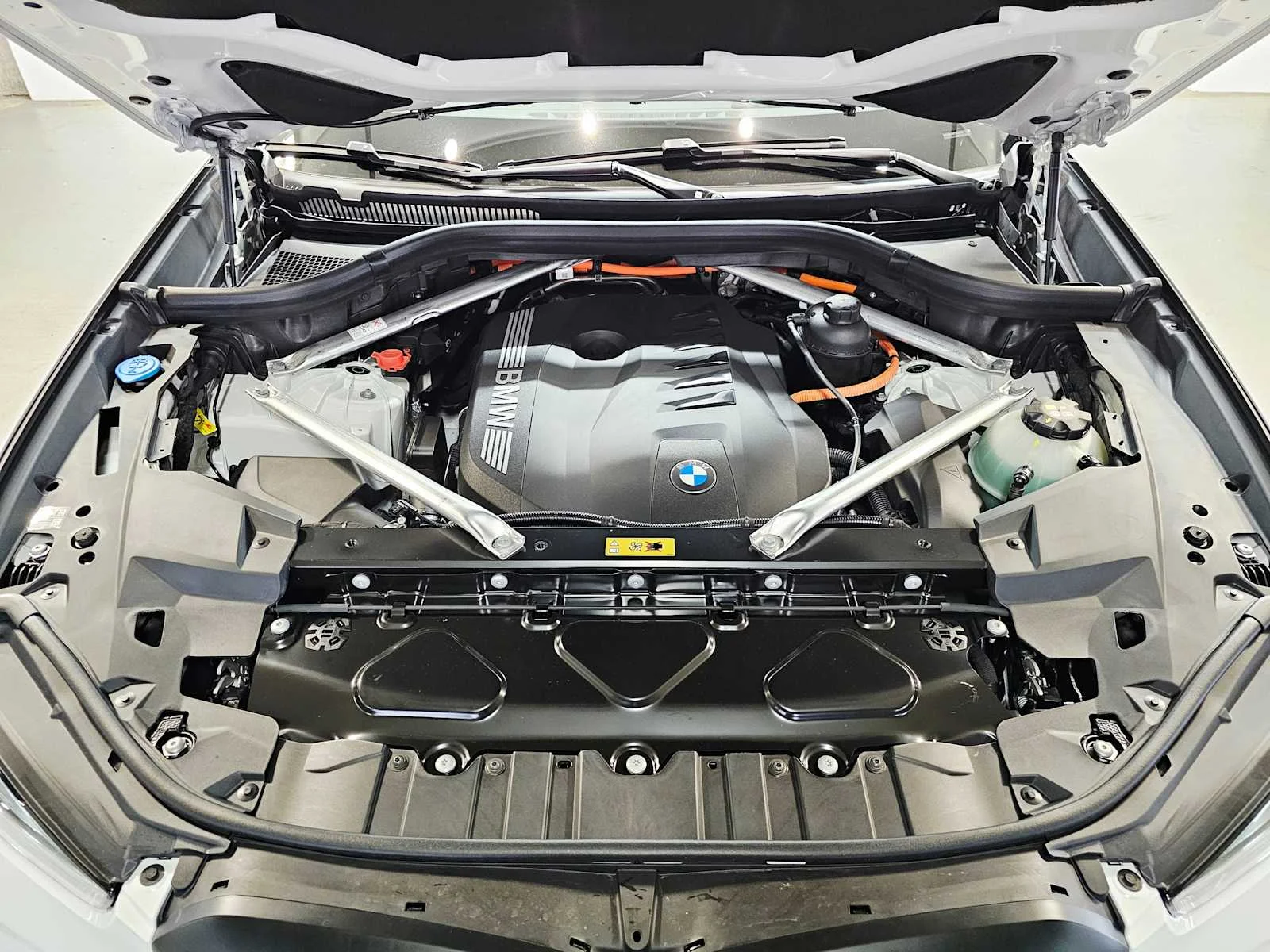 New 2026 Alpine White BMW xDrive50e image 9