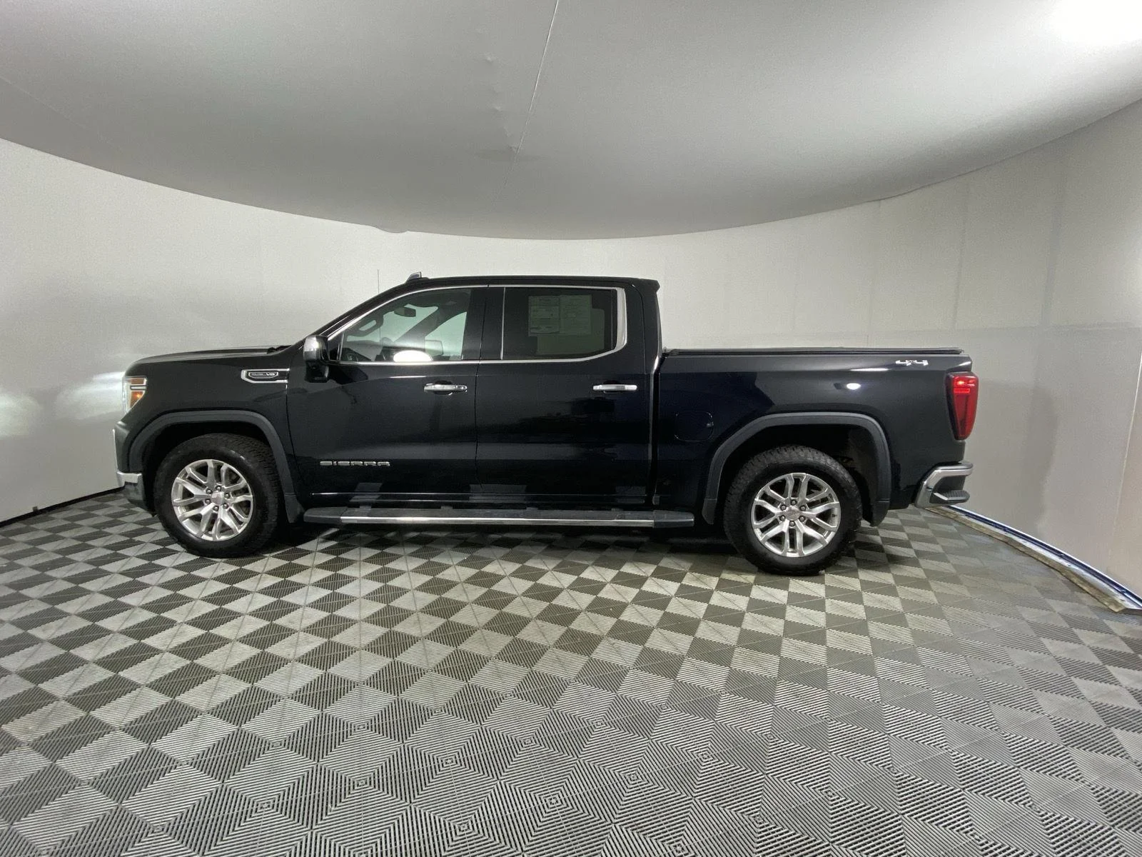 Used 2021 Ebony Twilight Metallic GMC SLT image 4