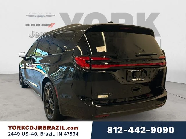 New 2027 Diamond Black Crystal Pearl-Coat Exterior Paint Chrysler Limited image 3