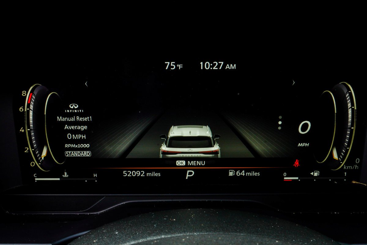 Used 2023 White INFINITI LUXE image 26