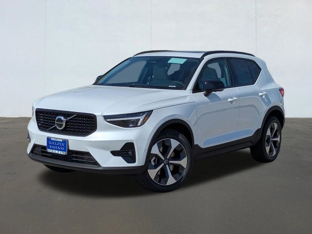 2026 Volvo XC40 B5 Plus Dark AWD's photo