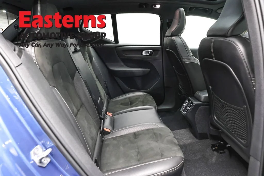 Used 2020 Blue Volvo R-Design image 23