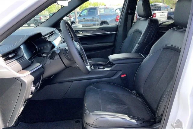 New 2026 Bright White Clear-Coat Exterior Paint Jeep Laredo image 9