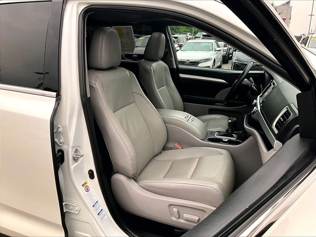 Used 2019 White Toyota XLE image 11
