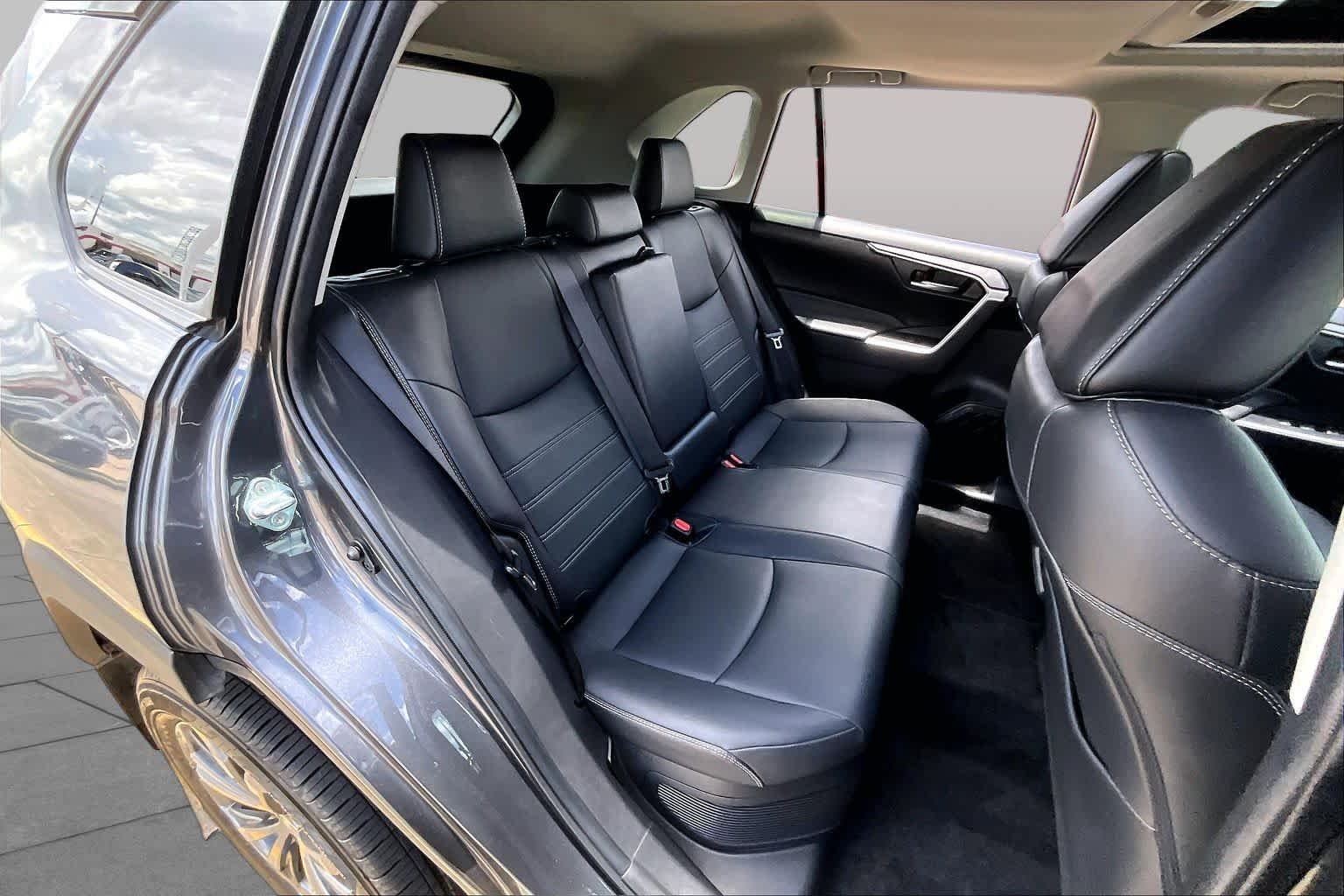 Used 2024 Magnetic Gray Metallic Toyota Hybrid XLE Premium image 21