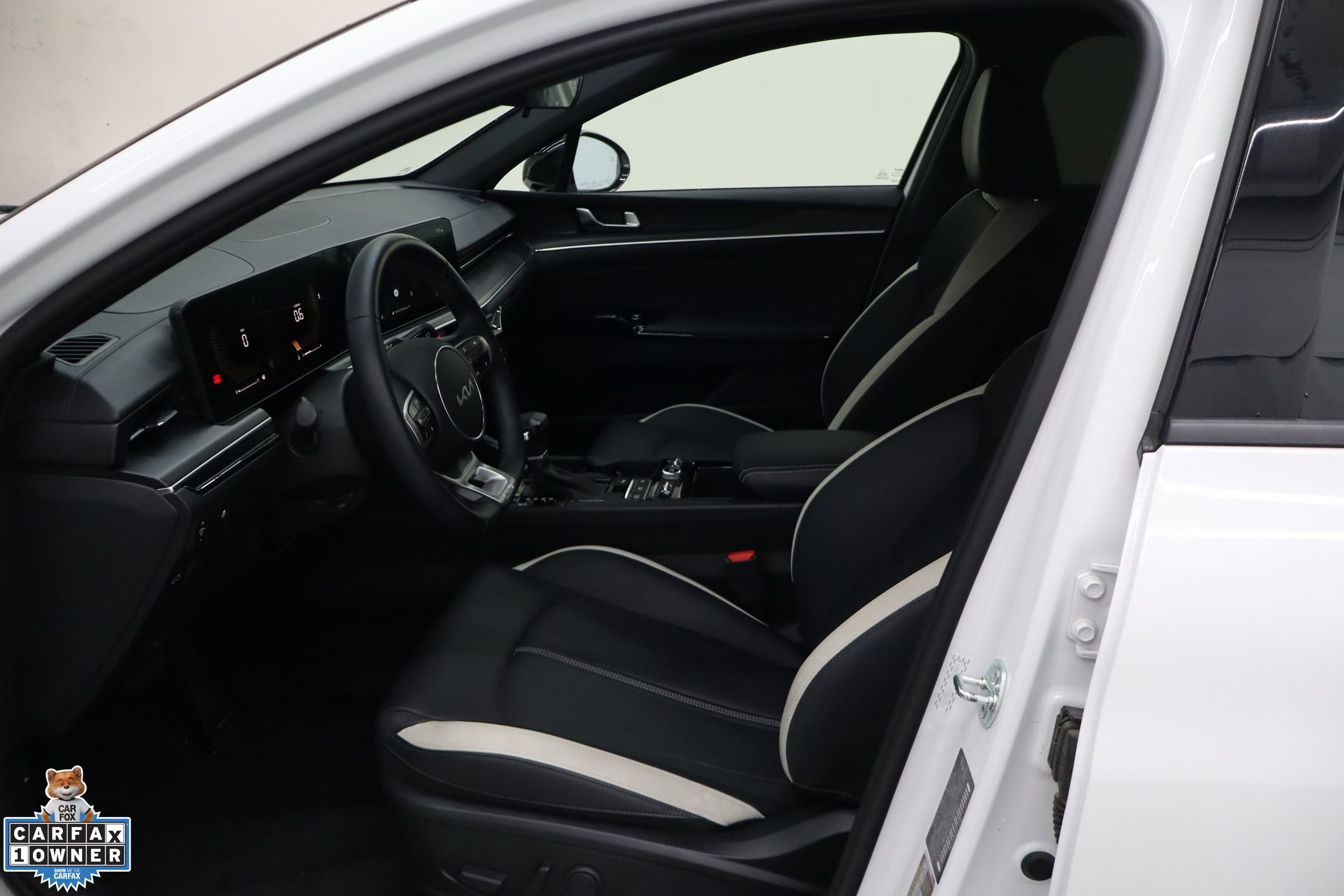 Used 2025 White Kia GT-Line image 25