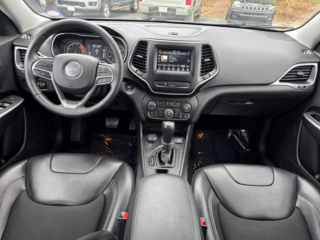Used 2019 Gray Jeep Latitude Plus image 5
