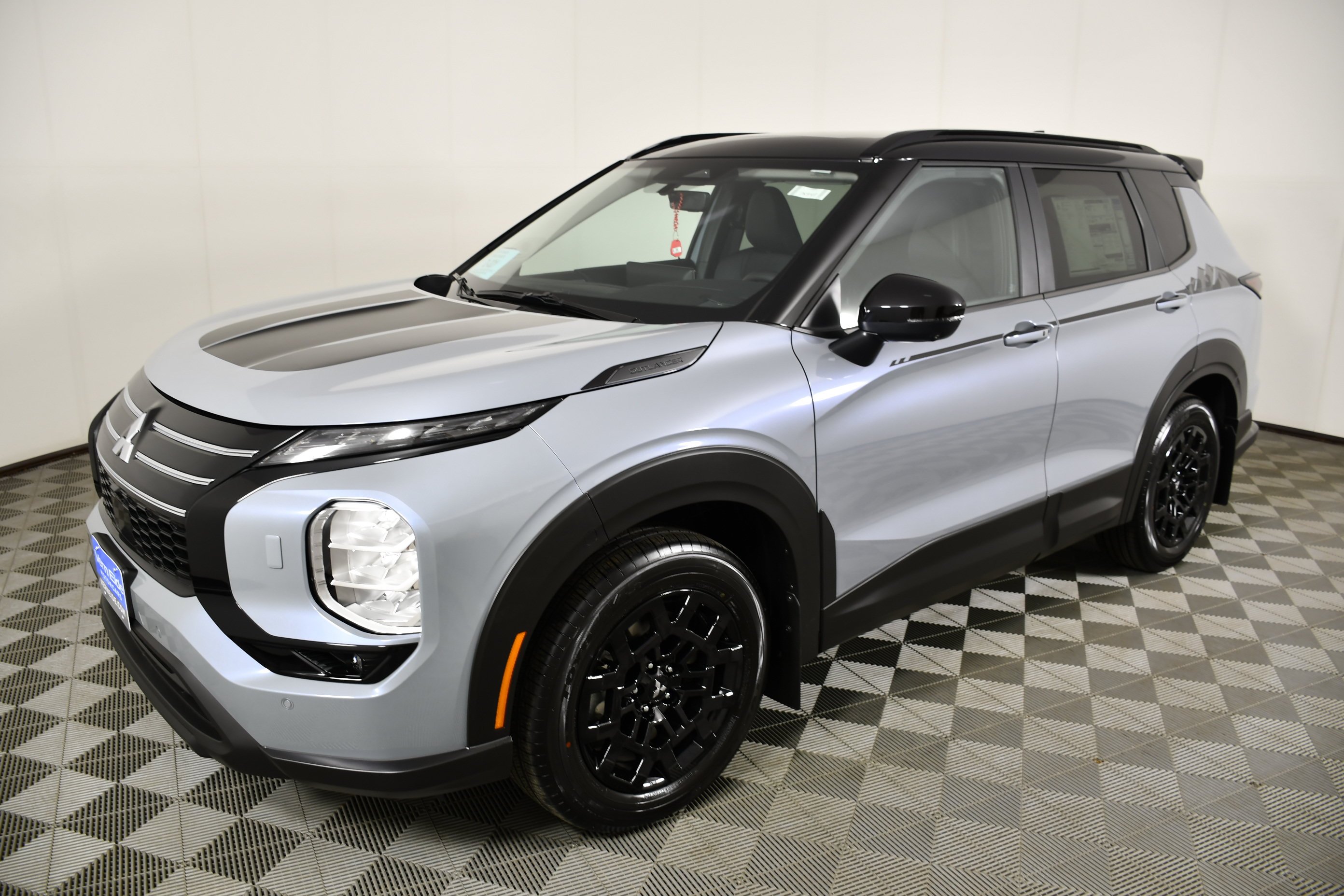 New 2026 Moonstone Gray/Black Roof Mitsubishi Trail Edition image 10