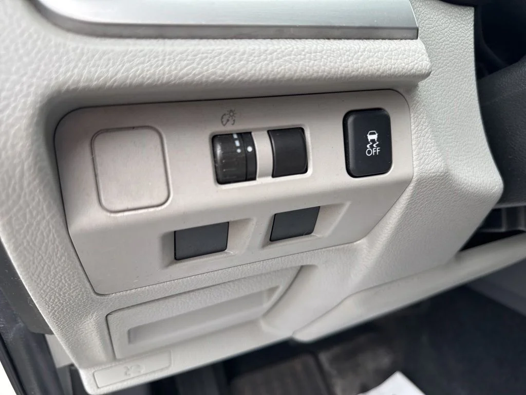 Used 2015 White Subaru 2.5i image 22