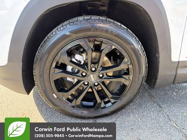Used 2021 Summit White GMC  image 9