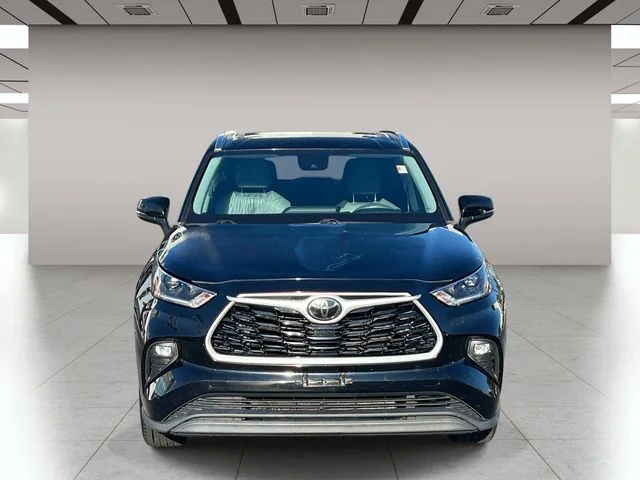 Used 2021 Black Toyota XLE image 9