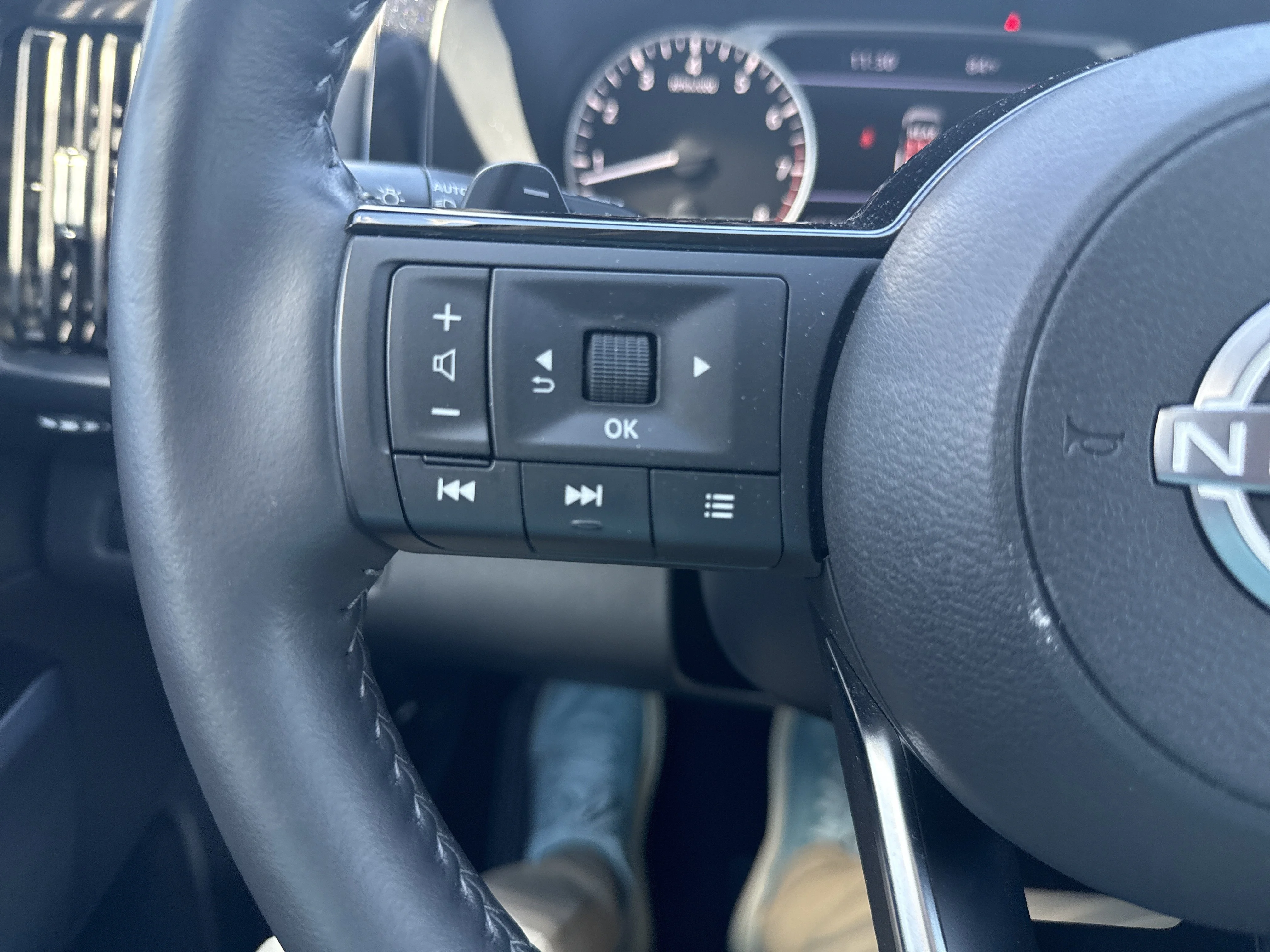 Used 2025 Super Black Nissan SL image 19