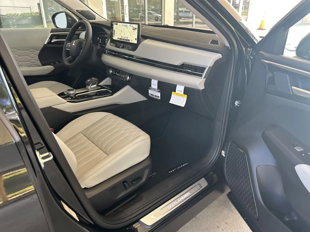 2025 Mitsubishi Outlander SEL Platinum Edition - Photo 25
