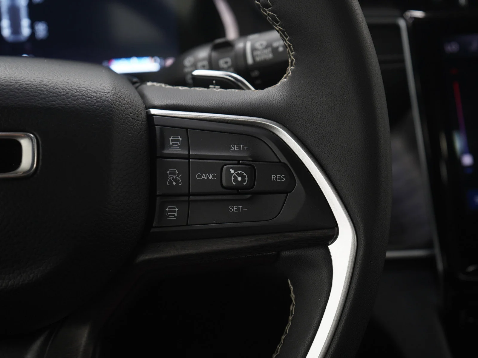 Used 2024 Diamond Black Crystal Pearlcoat Jeep Limited image 27