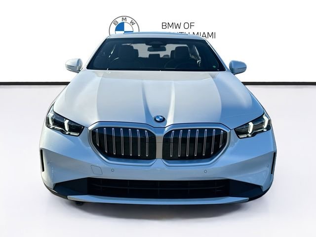 New 2026 White BMW 530i image 2