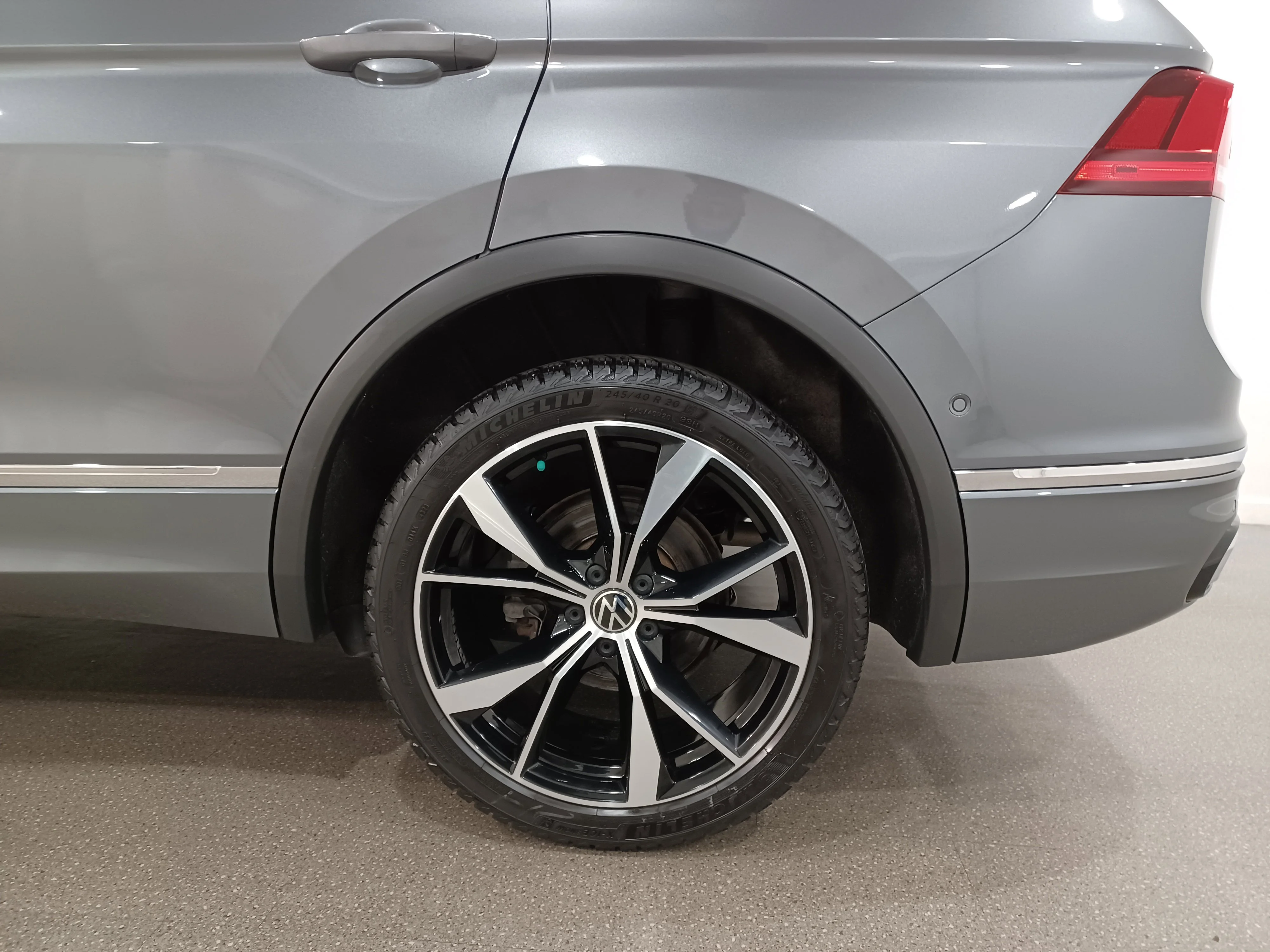 Certified Used 2022 Platinum Gray Metallic Volkswagen Highline R-Line 4Motion*Remote Start | Nav | 360 Cam | Htd & Cooled Leather | Pano Roof | Htd Wheel image 21