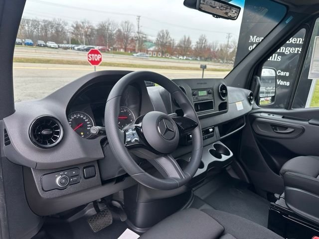 New 2026 Jet Black Mercedes-Benz 4500 image 15