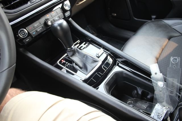 Used 2022 Gray Jeep Latitude image 11
