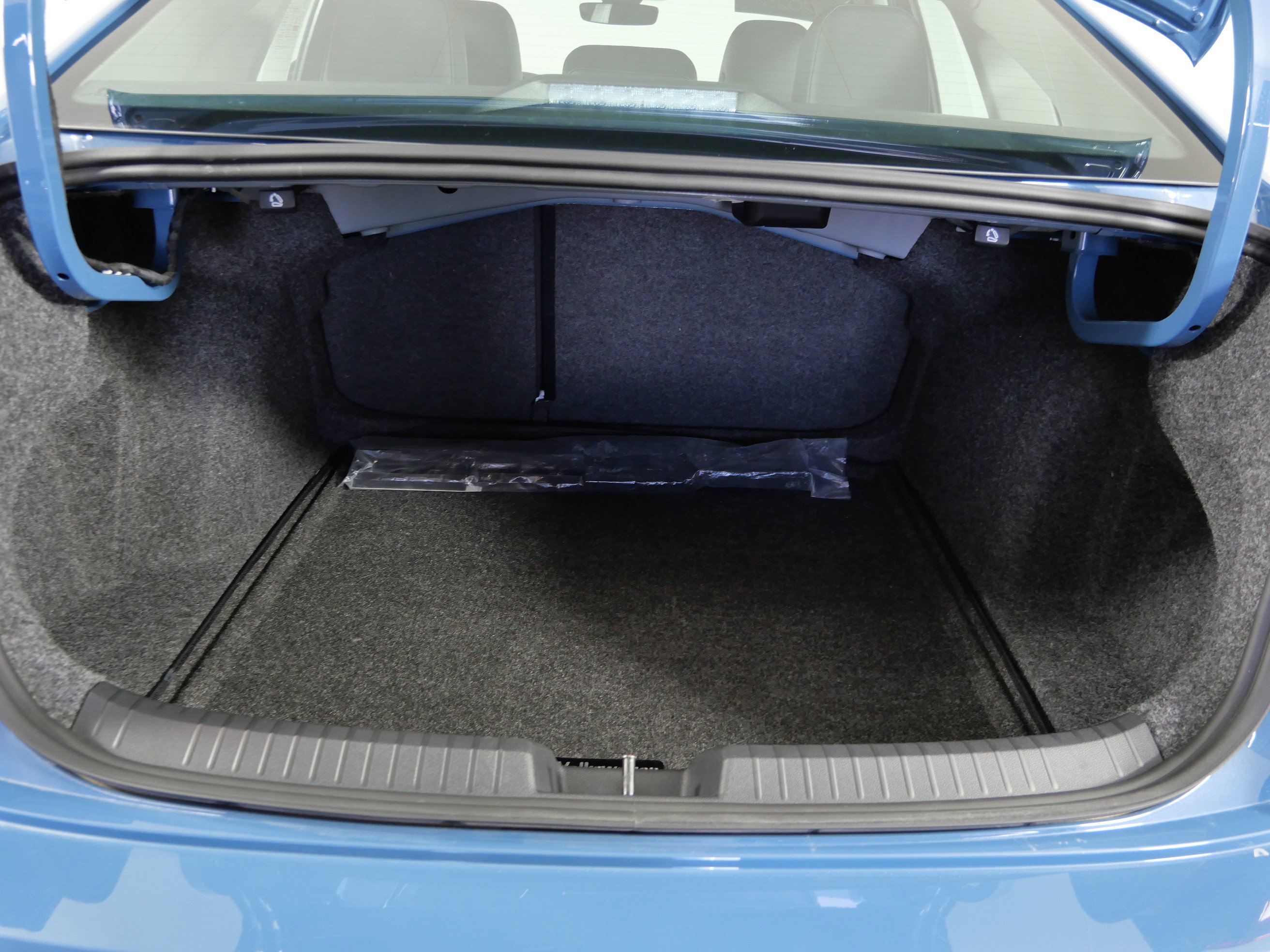 Used 2025 MONTERY BLUE Volkswagen SE image 18