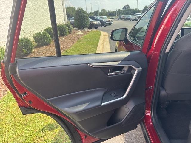 2025 Toyota RAV4 XLE - Photo 14