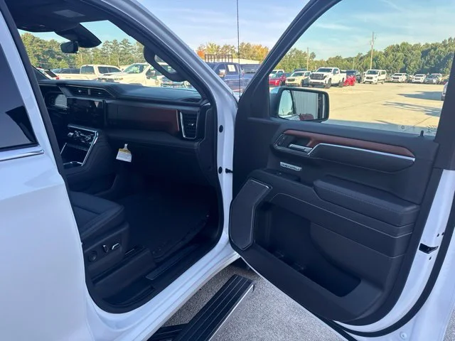 Used 2023 White GMC Denali image 21