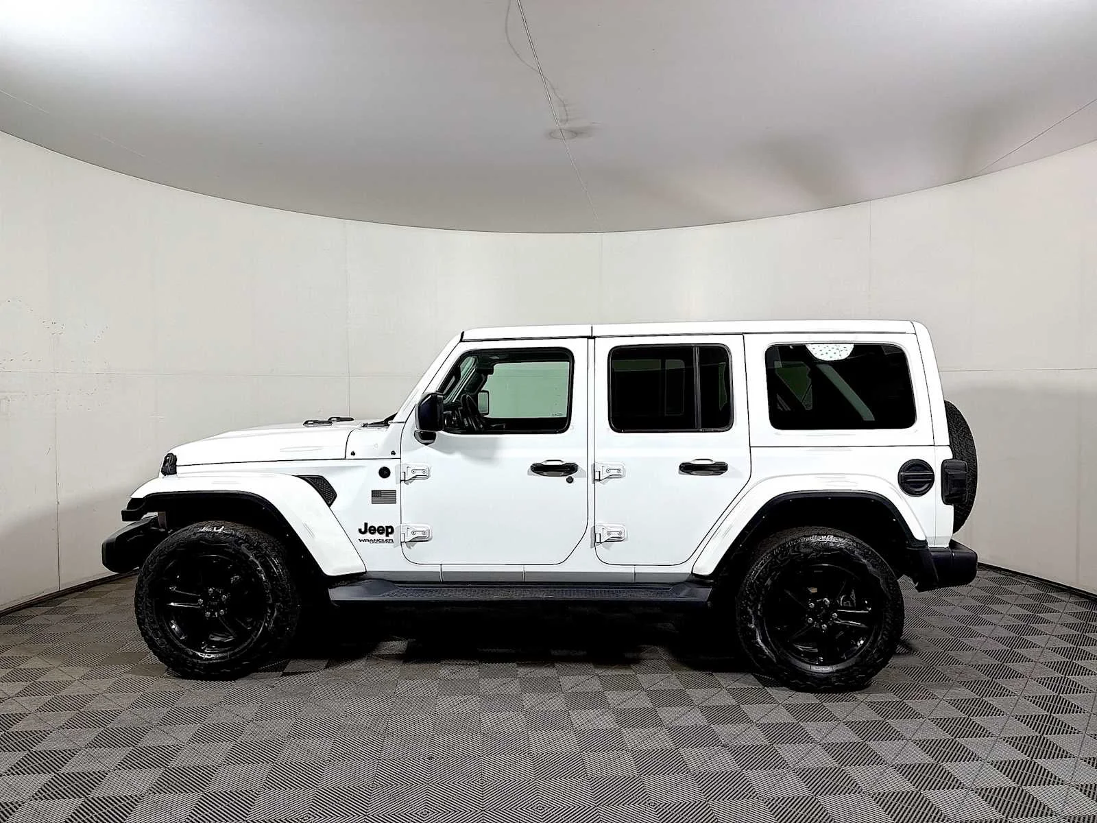 Used 2021 Bright White Clearcoat Jeep Unlimited Sahara Altitude image 4