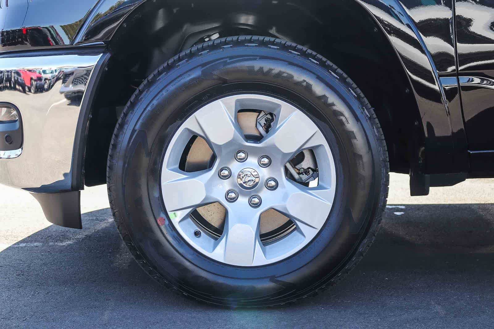 New 2026 Diamond Black Crystal Pearl-Coat Exterior Paint RAM Big Horn image 9
