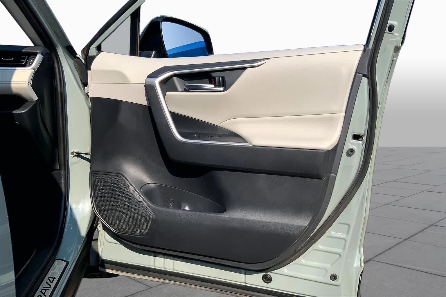 Used 2019 Lunar Rock Toyota XLE Premium image 23