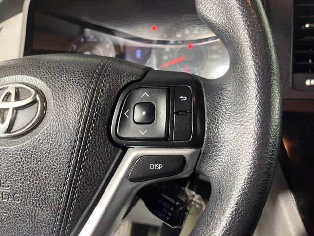 Used 2015 Silver Toyota LE image 21
