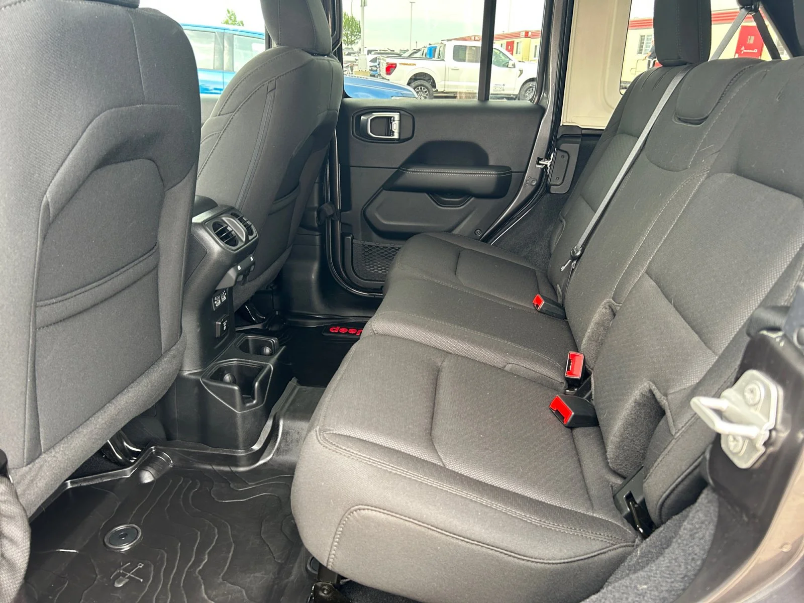 Used 2023 Granite Crystal Metallic Jeep SAHARA image 18