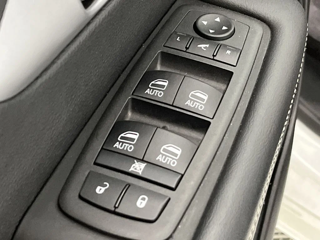 Used 2025 White Chrysler Limited image 15