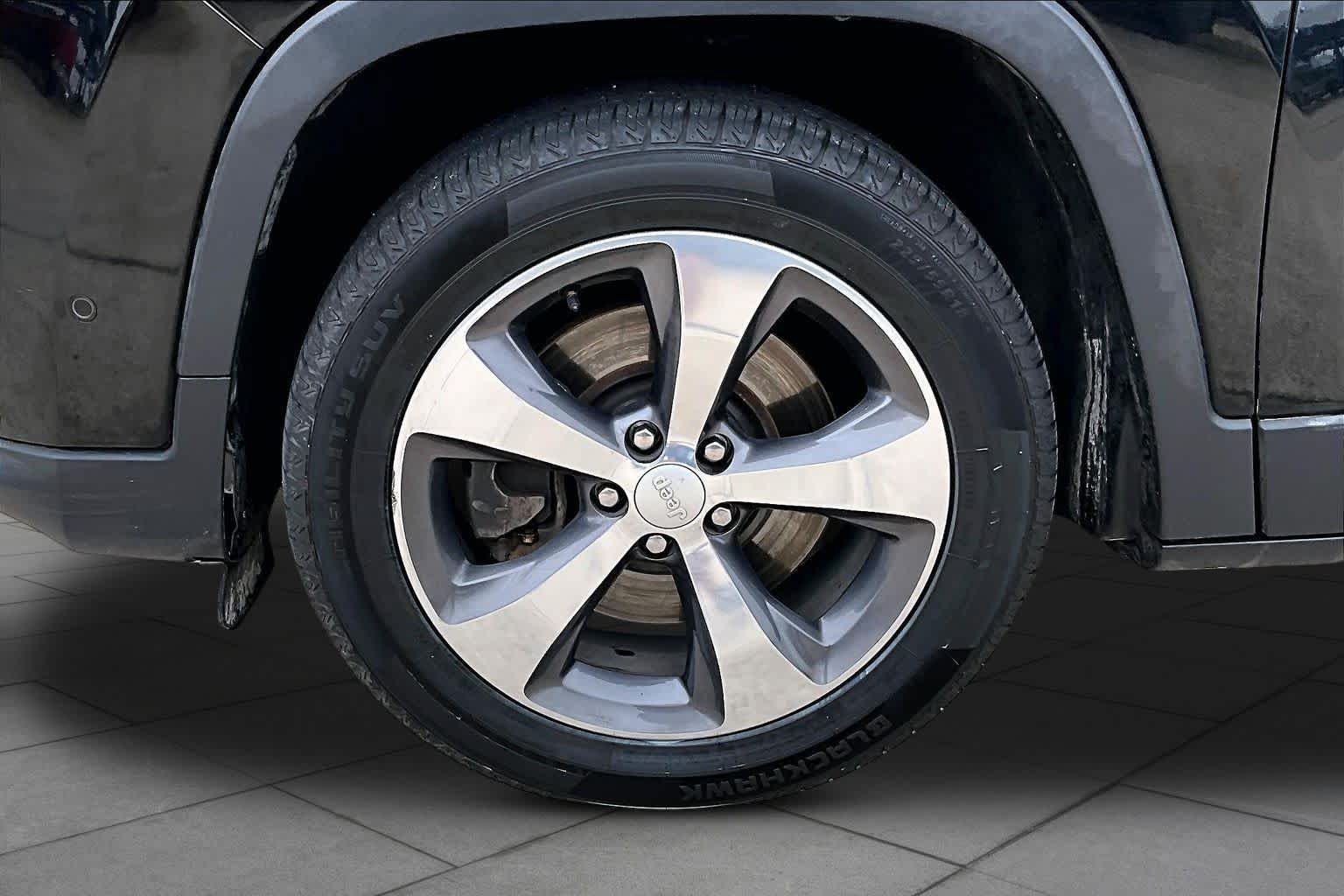Used 2020 Diamond Black Crystal Pearlcoat Jeep Limited image 11