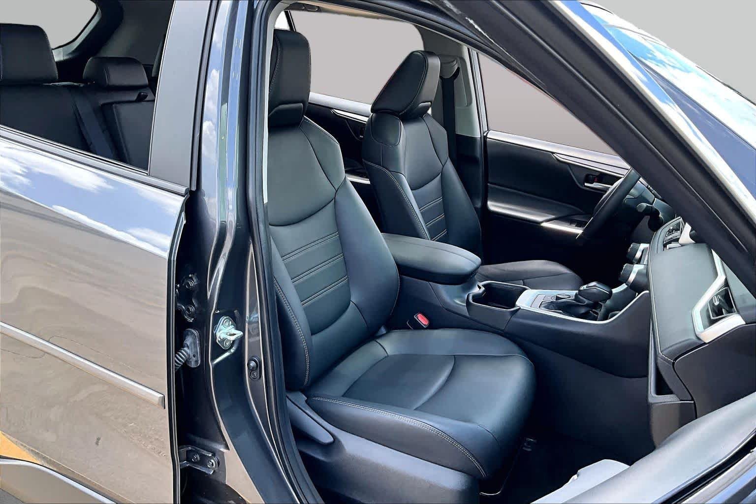 Used 2024 Magnetic Gray Metallic Toyota Hybrid XLE Premium image 9